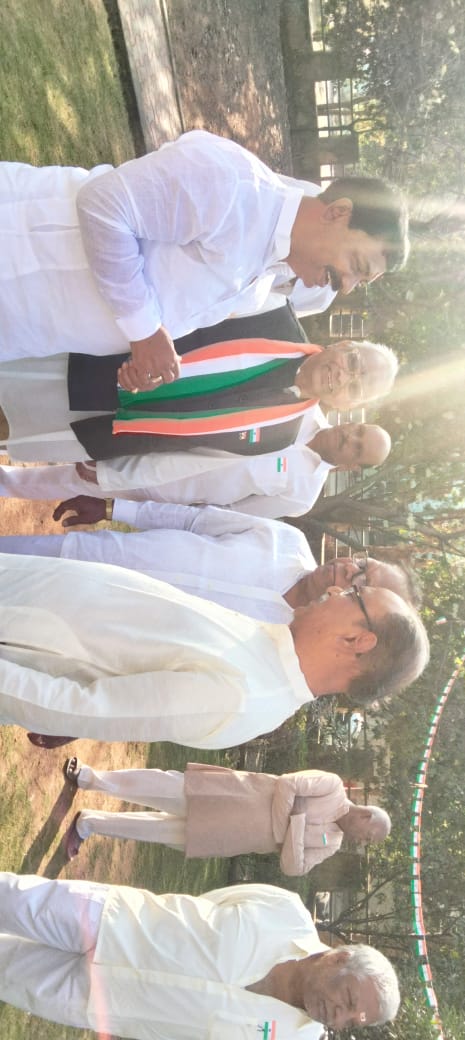 Senior Citizen Association President Dr. Jayanth Kumar Discussing with Colony President about common Programs .jpeg